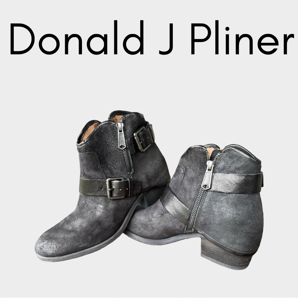 Donald Pliner Dalis Buckle
Leather Short Boots  Like New Size 7.5 M